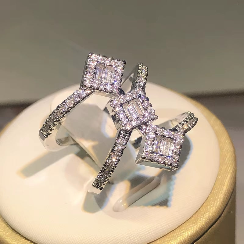 Elegant Silver Cubic Zirconia Ring (خاتم فضة أنيق بحجر الزركون - مثالي للعرائس والمناسبات)