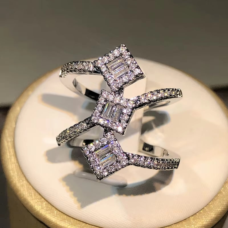 Elegant Silver Cubic Zirconia Ring (خاتم فضة أنيق بحجر الزركون - مثالي للعرائس والمناسبات)