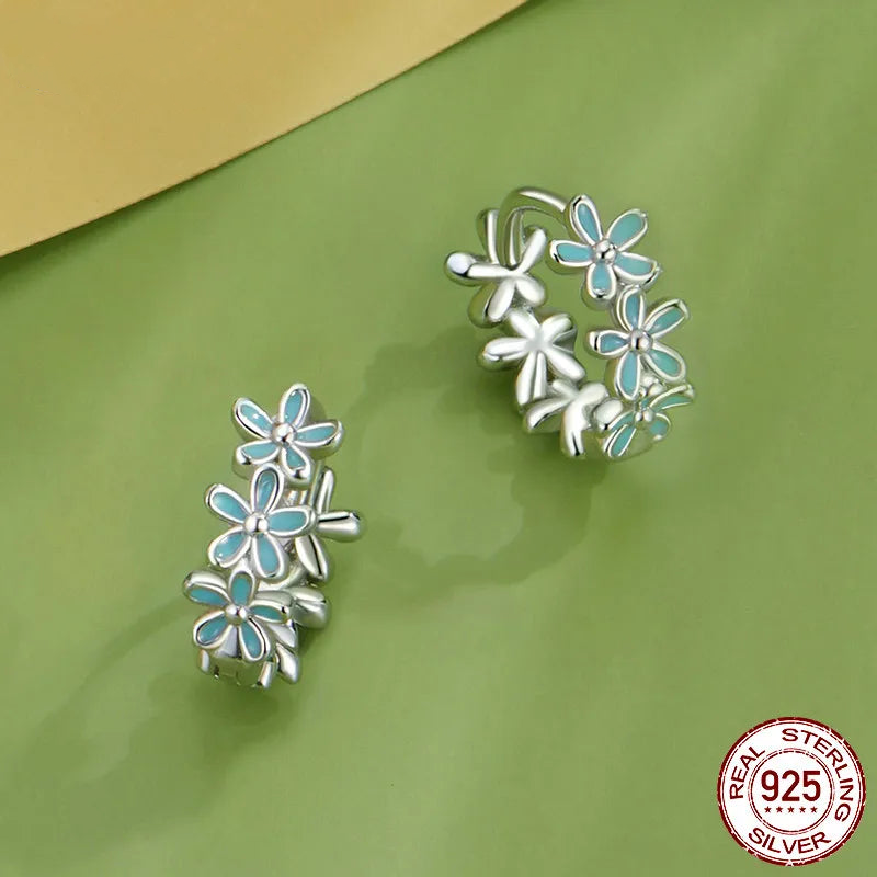 Mint Green Garland Hoop Earrings (أقراط الدائرة المزينة بالزهور الخضراء النعناعية)