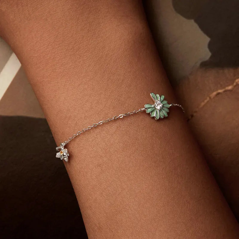 Enchanting Mint Green Daisy Bracelet (سوار زهرة ديزي الأخضر النعناعي الساحر)