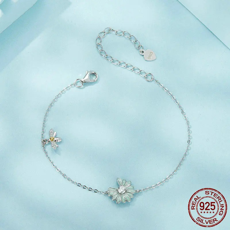 Enchanting Mint Green Daisy Bracelet (سوار زهرة ديزي الأخضر النعناعي الساحر)