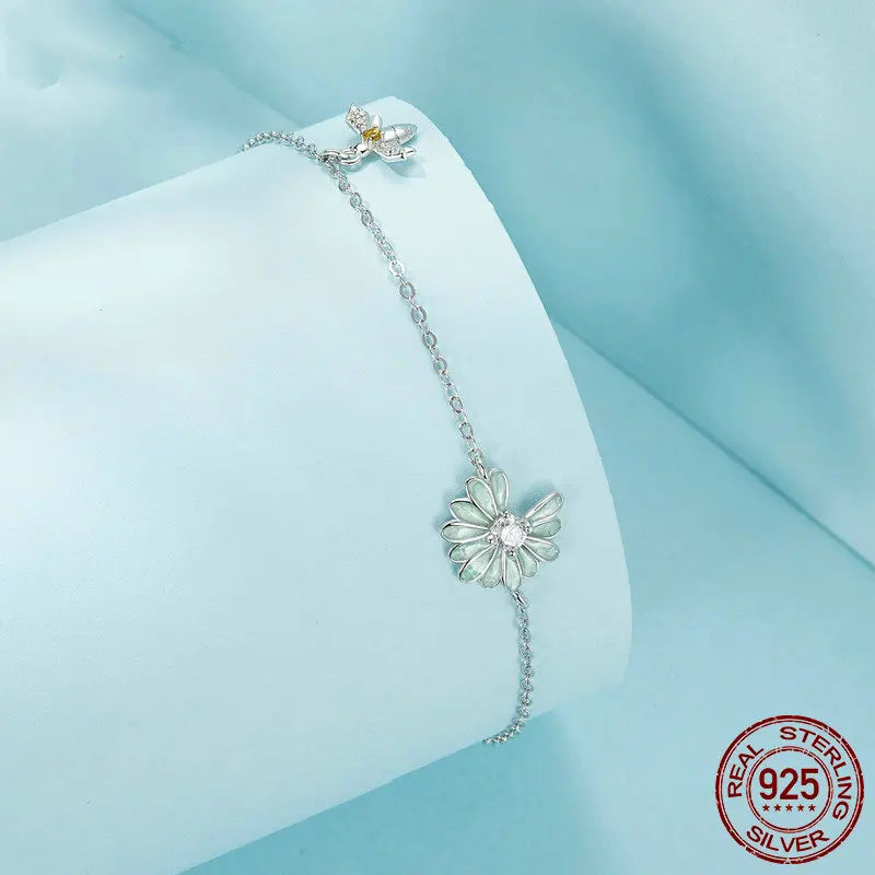 Enchanting Mint Green Daisy Bracelet (سوار زهرة ديزي الأخضر النعناعي الساحر)