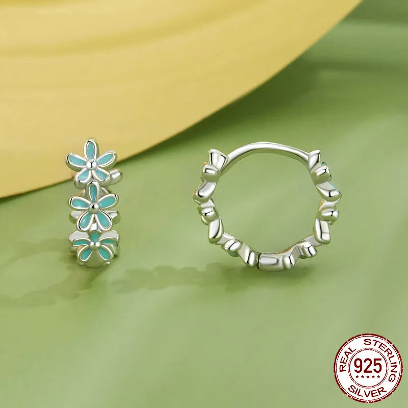 Mint Green Garland Hoop Earrings (أقراط الدائرة المزينة بالزهور الخضراء النعناعية)